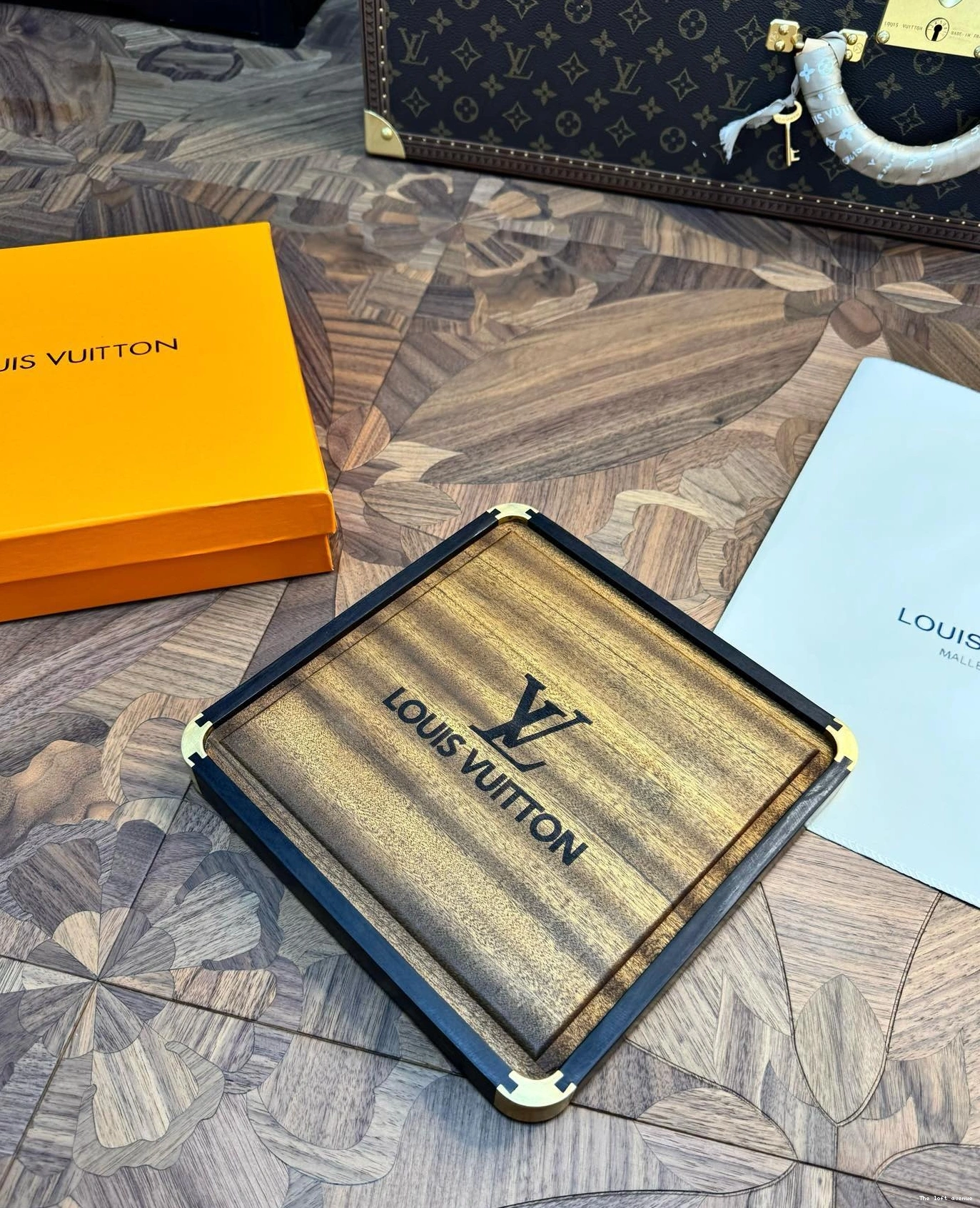 SQUARE LV CUSTOM TRAY SERVING 0812
